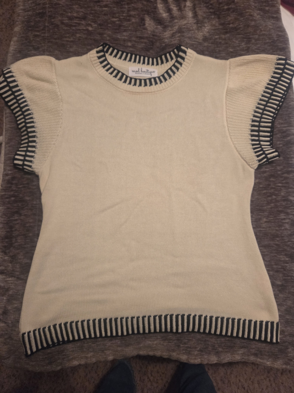 The Jacoby Embroidered Stitch Short Sleeve Sweater with Black Trim